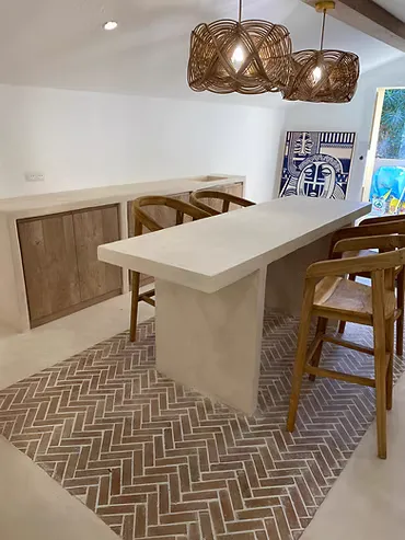 Cuisine avec plan de travail et îlot central en Chukum beige.