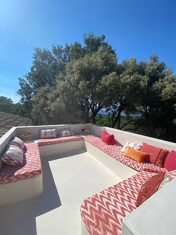 Terrasse extérieure avec banquettes en Chukum clair.