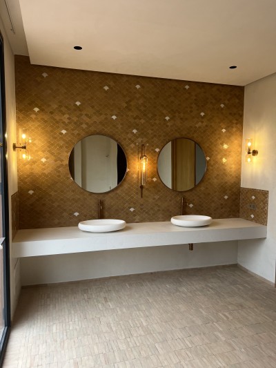 Salle de bain Zelij et plan vasque grand format, Marrakech